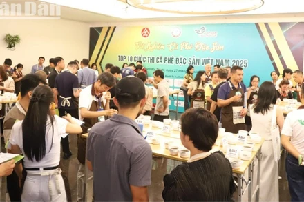 Đông đảo những người yêu thích cà-phê đặc sản tham gia trải nghiệm và thưởng thức Top 10 cà-phê đặc sản Việt Nam năm 2025.