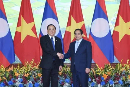 Thủ tướng Phạm Minh Chính và Thủ tướng Chính phủ nước Cộng hòa Dân chủ Nhân dân Lào Sonexay Siphandone.