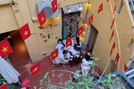 Nhiều quán cà-phê được trang hoàng nổi bật với sắc đỏ rực rỡ của quốc kỳ.