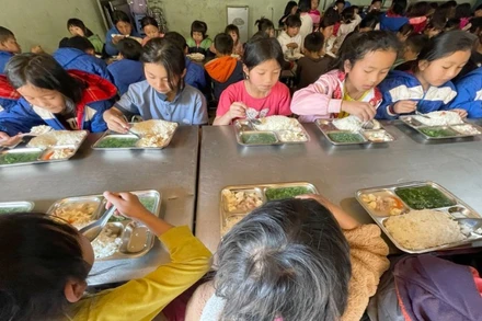 Những bữa cơm bán trú làm ấm lòng học trò ở Mường Tè, giúp các em yên tâm học tập.