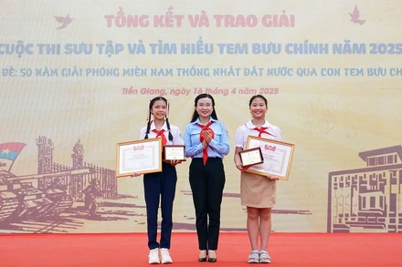 Bí thư Trung ương Đoàn, Chủ tịch Hội đồng Đội Trung ương Nguyễn Phạm Duy Trang (ở giữa) trao giải đặc biệt tặng các thí sinh ở 2 khối thi tiểu học và trung học cơ sở. 