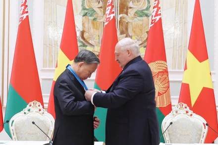 Tổng thống Belarus Aleksandr Lukashenko trao tặng Huân chương Hữu nghị các dân tộc của Belarus cho Tổng Bí thư Tô Lâm. (Ảnh: THỐNG NHẤT/TTXVN)