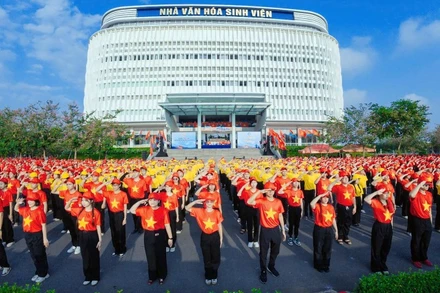 Đoàn viên, thanh niên, sinh viên Thành phố Hồ Chí Minh đồng loạt xếp hình cờ Tổ quốc dịp này.