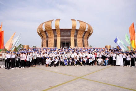 Đoàn tham quan tại Đền thờ Vua Hùng thành phố Cần Thơ.