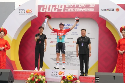 Lễ trao giải cho các cua-rơ ở chặng thi đấu đầu tiên.