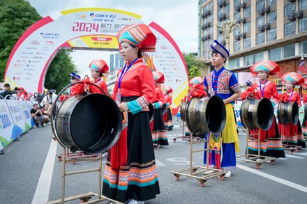 Biểu diễn tiết mục văn nghệ truyền thống trước lễ trao giải.