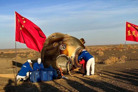 Mô-đun chở người của tàu Thần Châu 16 hạ cánh an toàn tại bãi đáp Đông Phong. (Ảnh: Tân Hoa Xã)