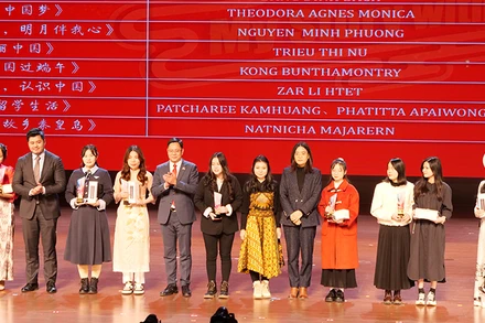 Ông Hoàng Mai Diễn, Bí thư thứ nhất Đại sứ quán Việt Nam tại Trung Quốc trao giải cho các lưu học sinh giành giải Triển vọng.