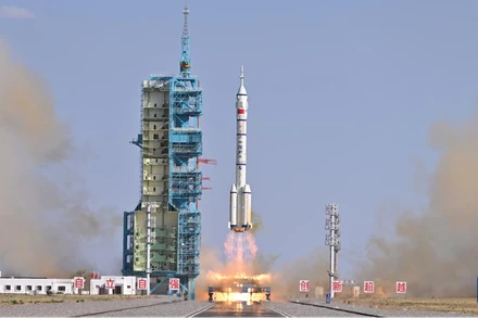 Tên lửa đẩy Trường Chinh 2 mang theo tàu vũ trụ Thần Châu 20 rời bệ phóng. (Ảnh: Tân Hoa xã)