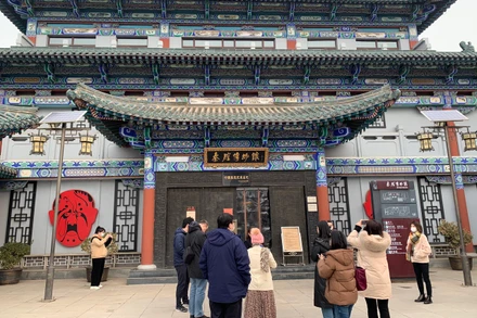 Du khách tham quan một bảo tàng ở thành phố Lan Châu, tỉnh Cam Túc sau khi các biện pháp hạn chế được dỡ bỏ. (Ảnh: HỮU HƯNG)