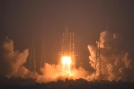 Thời điểm tên lửa đẩy Trường Chinh 5 khai hỏa chuẩn bị phóng lên không trung. (Ảnh Tân Hoa Xã)