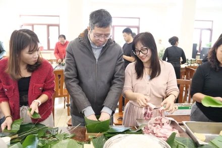 Đại sứ Phạm Thanh Bình và Phu nhân Hoàng Thị Hương Giang tham gia gói bánh chưng.