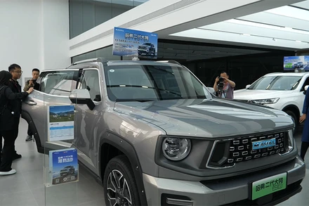 Khách tham quan Trung tâm dịch vụ tổng hợp một cửa xe năng lượng mới ở thành phố Ordos, khu tự trị Nội Mông, Trung Quốc. (Ảnh: HỒ QUÂN)