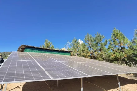 Tấm pin năng lượng mặt trời ở thành phố Lệ Giang, tỉnh Vân Nam, Trung Quốc. (Nguồn: Tân Hoa Xã)