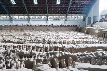 Du khách choáng ngợp trước quy mô đội quân đất nung ở lăng mộ Tần Thủy Hoàng. 