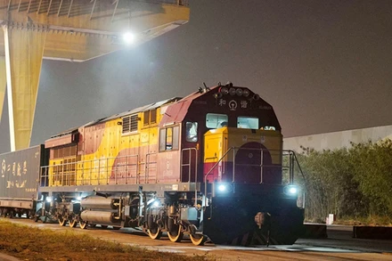 Chuyến tàu hàng container liên vận Nam Ninh-Yên Viên đầu tiên trong năm 2024 trước giờ khởi hành. (Ảnh: people.com.cn)