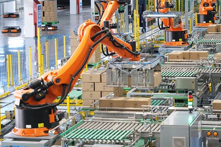 Robot bốc xếp sản phẩm sữa tươi của Tập đoàn Yili, khu tự trị Nội Mông, Trung Quốc. (Ảnh: HỒ QUÂN)