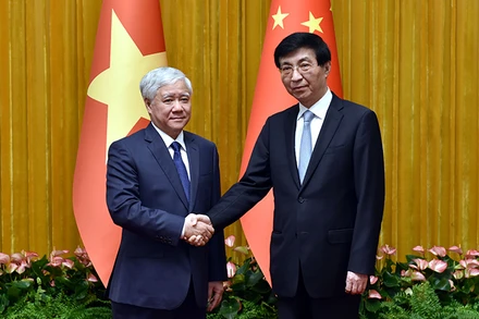 Đồng chí Đỗ Văn Chiến và đồng chí Vương Hộ Ninh. (Ảnh: HỒ QUÂN)