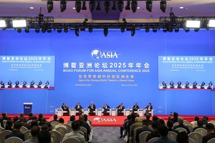 Một phiên đối thoại cấp cao trong khuôn khổ Hội nghị thường niên Diễn đàn châu Á Bác Ngao 2025. (Ảnh: TÂN HOA XÃ)