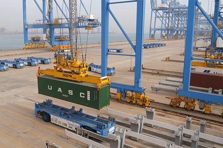 Hệ thống bốc xếp container tự động tại Cảng Thanh Đảo, tỉnh Sơn Đông, Trung Quốc.