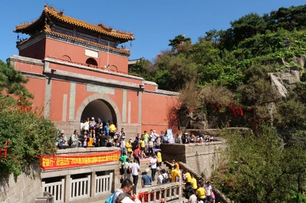 Nam Thiên Môn đích đến ở độ cao 1.460m so với mực nước biển dành cho nhóm lứa tuổi trung niên sau khi hoàn thành quãng đường dài 7,8km.