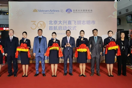 Đại sứ Phạm Thanh Bình cắt băng khánh thành đường bay thẳng Đại Hưng, Bắc Kinh-TP Hồ Chí Minh.