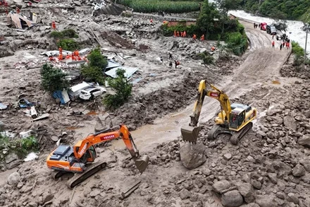 Hiện trường tìm kiếm cứu nạn trận lũ quét ở thành phố Khang Định. (Ảnh: Tân Hoa xã)