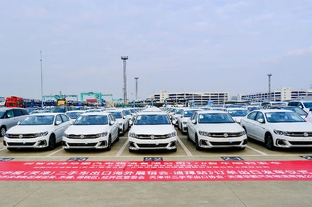 Ô-tô cũ chờ xuất khẩu của một doanh nghiệp ở thành phố Thiên Tân. (Ảnh: Tân Hoa Xã)