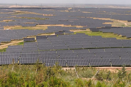 Một góc dự án điện năng lượng mặt trời ở Nội Mông, Trung Quốc. (Ảnh: HỒ QUÂN)