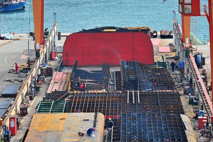 Một nhà máy đóng tàu ở tỉnh Hồ Bắc. (Ảnh: people.com.cn)