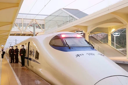 Chuyến tàu cao tốc đầu tiên trước giờ khởi hành. (Ảnh: People.cn)