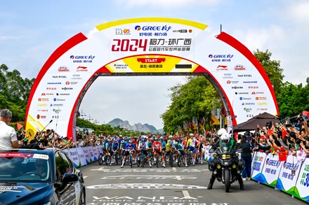 Các cua-rơ chuẩn bị xuất phát. 