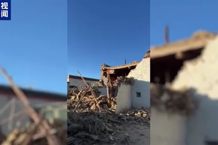 Hình ảnh nhà cửa đổ sập trong trận động đất. (Ảnh chụp màn hình từ video của CCTV)