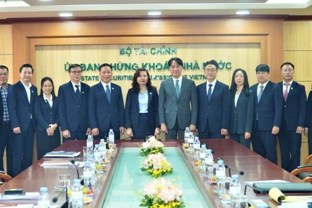 Các đại diện của UBCKNN và FSC chụp ảnh lưu niệm