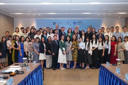 Các đại biểu chụp ảnh lưu niệm