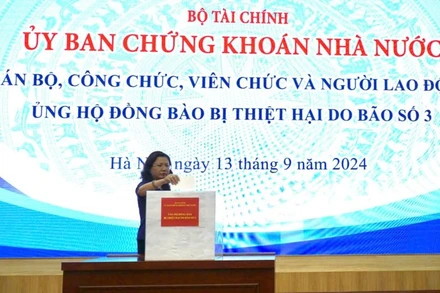 Đồng chí Vũ Thị Chân Phương – Bí thư Đảng uỷ, Chủ tịch Ủy ban Chứng khoán Nhà nước dự và chủ trì buổi lễ phát động