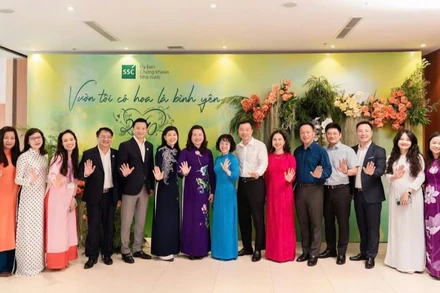 Đồng chí Vũ Thị Chân Phương, Chủ tịch Ủy ban Chứng khoán Nhà nước (ở giữa bên trái) và đồng chí Lê Thị Hạnh, Phó Chủ tịch Công đoàn Bộ Tài chính (ở giữa bên phải) chụp ảnh lưu niệm chúc mừng kỷ niệm 20/10.