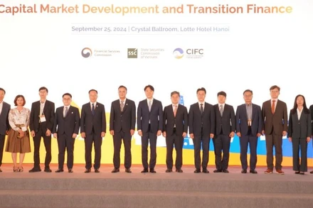 Các đại biểu tham dự chụp ảnh lưu niệm tại Diễn đàn. 