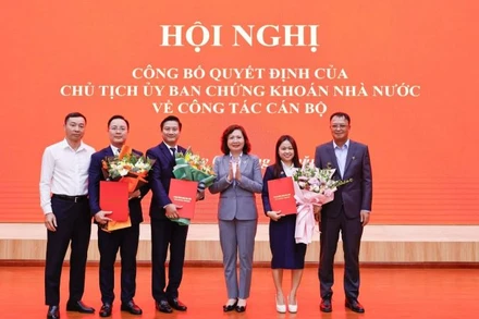 Đại diện Lãnh đạo Đảng ủy, Ủy ban Chứng khoán Nhà nước tặng hoa chúc mừng các tân Vụ trưởng, Chánh Văn phòng