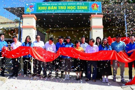 Đồng chí Nguyễn Quang Long – Bí thư Đoàn thanh niên Ủy ban Chứng khoán Nhà nước cùng đại diện chính quyền địa phương và các đơn vị tài trợ cắt băng khánh thành Khu nhà ở bán trú Trường phổ thông dân tộc bán trú Tiểu học Mường Lống 2