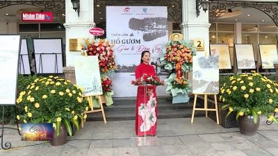 Triển lãm "Hồ Gươm, giao lộ Đông Tây"