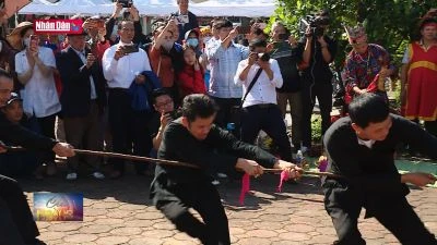 Lần đầu tiên tổ chức Liên hoan trình diễn nghi lễ và trò chơi kéo co