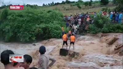 Cứu hột thành công 4 cháu bé mắc kẹt giữa dòng nước lũ