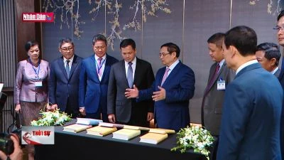 Thủ tướng tặng Thủ tướng Campuchia sách của Tổng Bí thư Nguyễn Phú Trọng
