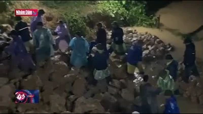 Đội mưa xuyên đêm khắc phục sạt lở đường sắt qua Hà Tĩnh