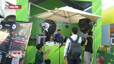 Nhiều Tiktoker livestream bán hàng giúp tiểu thương chợ Bến Thành