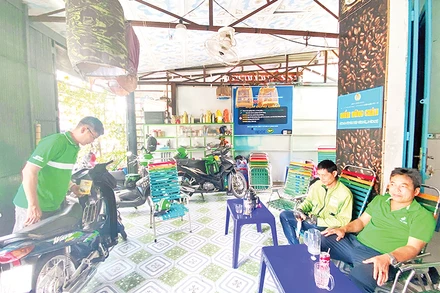 Điểm dừng chân đường Liên khu 14-16, phường Bình Trị Đông, quận Bình Tân do anh Lê Tấn Lưu quản lý thu hút nhiều lái xe ôm tới nghỉ ngơi, sửa xe... 