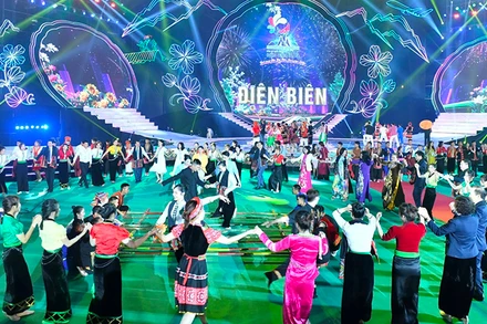 Về với Điện Biên trong mùa Lễ hội Hoa ban, du khách được hòa mình trong các hoạt động văn hóa, thể thao, nghệ thuật đậm đà bản sắc các dân tộc thiểu số ở Điện Biên.