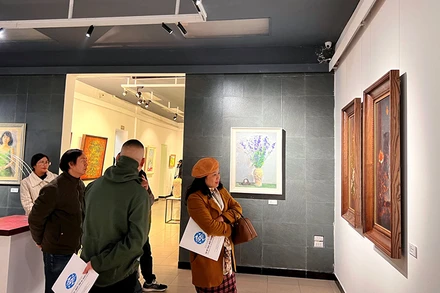 Công chúng tham quan triển lãm “Khai Xuân”.