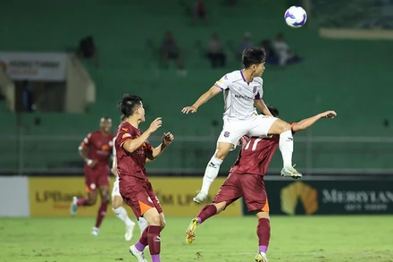 Becamex Bình Dương (áo trắng) thắng Quy Nhơn Bình Định 1-0.